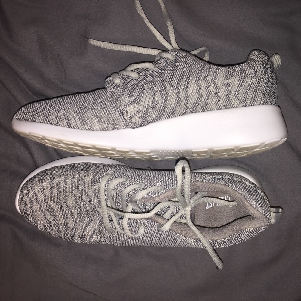 EVERLAST SNEAKERS! GREAT CONDITION